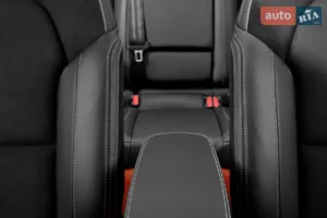 Центральный подлокотник с розеткой и USB, а задний подлокотник с двумя подстаканниками